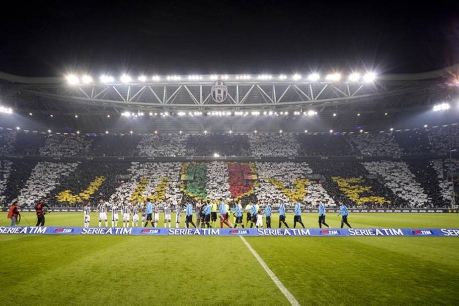 Lo Juventus Stadium accoglie cos Juve e Inter prima del derby d&#39;Italia. Coreografia splendida e un messaggio chiaro: il popolo bianconero vuole il poker scudetto